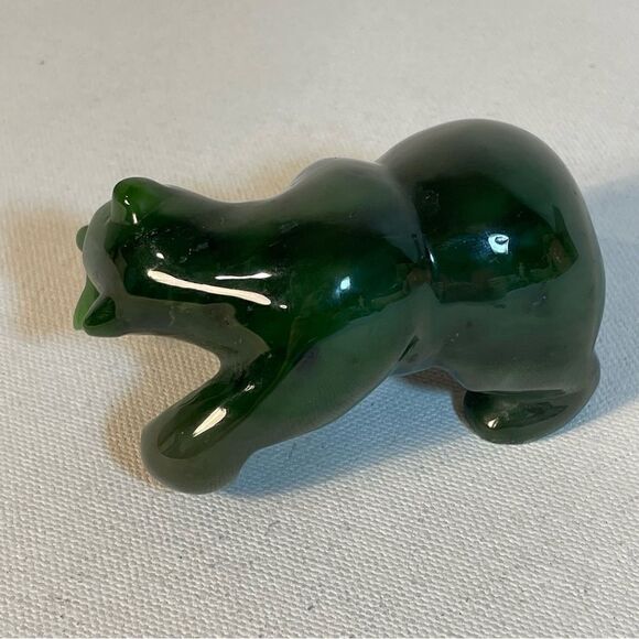Canadian Nephrite Jade majestic Grizzly Bear with fish sculpture - Picture 11 of 17